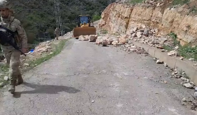 Dev kaya parçaları yola böyle devrildi