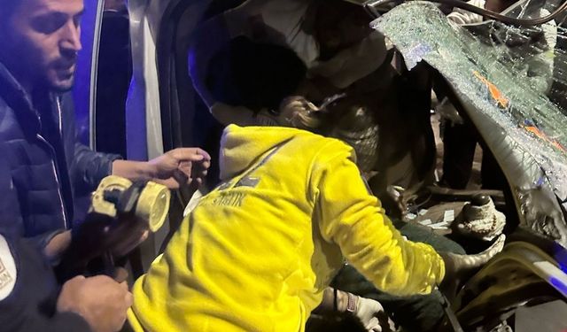 Kırmızı ışıkta geçen TIR faciaya davetiye çıkardı: 6 yaralı
