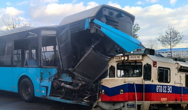 Diyarbakır'da faciaya ramak kaldı; Tren belediye otobüsüne çarptı