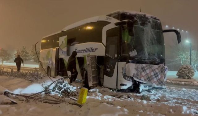 Yolcu otobüsü aydınlatma direğine çarptı