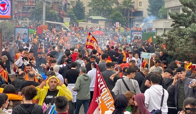Galatasaraylı taraftarlar kutlamalar için Yenikapı'da