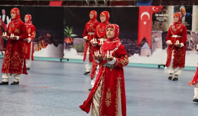 Halk oyunları yarışmasında renkli görüntüler