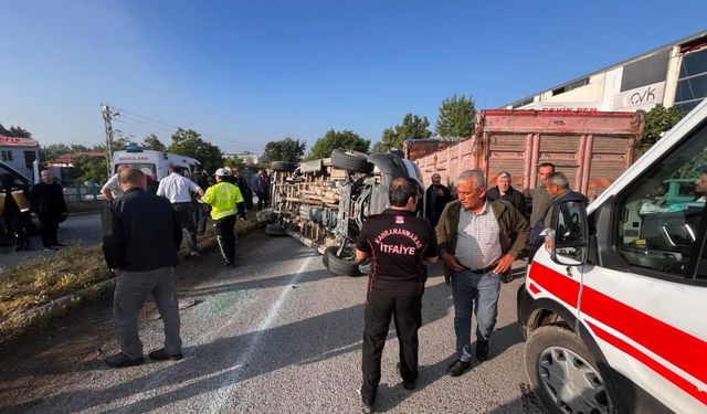 İşçi servisi ile otomobil çarpıştı: Çok sayıda yaralı
