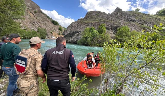 Munzur Nehri’nde mahsur kaldı