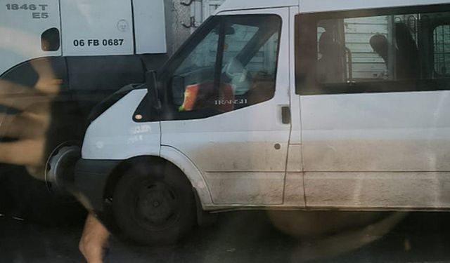 Okul servisi ile kamyonet çarpıştı: Yaralılar var