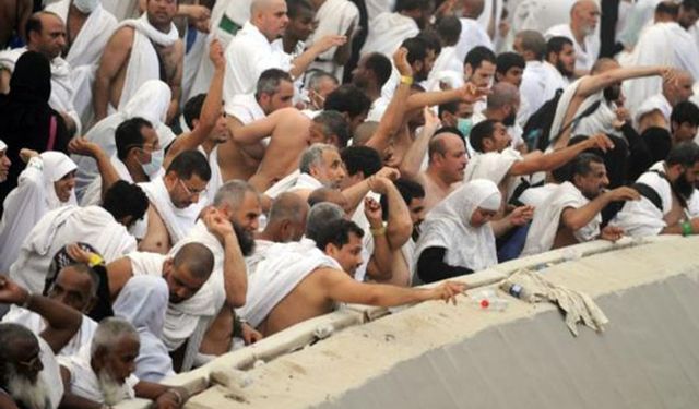 Hacılar, teşrik günlerinin ilkinde cemreleri taşladı
