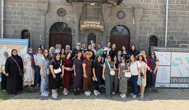 Cizreli kadınlar Diyarbakır'ı gezdi