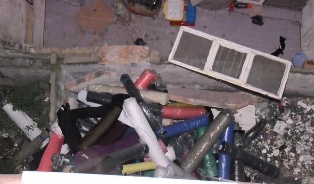 Dört katlı apartmanın bodrum katının duvarı  yıkıldı