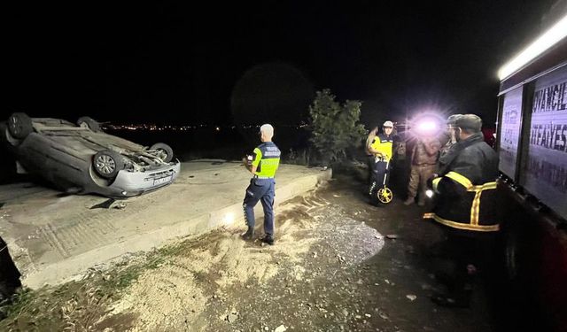 Elazığ’da direğe çarpan araç takla attı