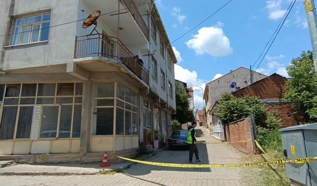 Emekli öğretmen balkondan düştü