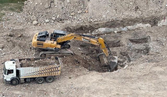 Diyarbakır'da 89 kişiye mezar olan Galeria İş Merkezi'ne ilk kepçe vuruldu