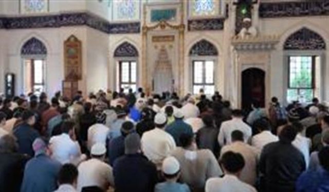 Japonya'da bayram namazı 3 kez kılındı