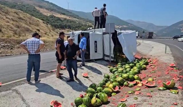 Gaziantep’te karpuz yüklü kamyonet yan yattı