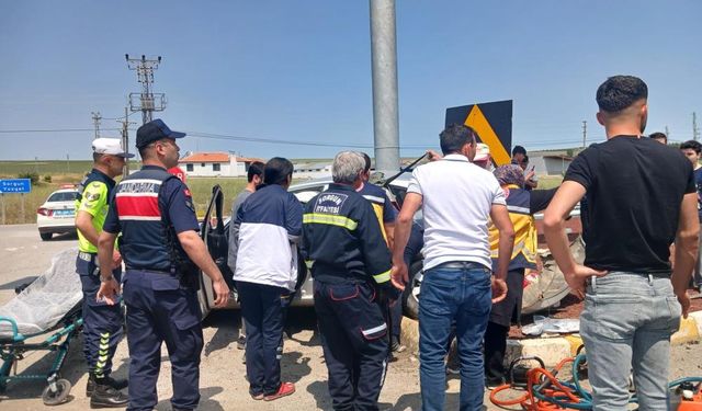 İki otomobil kavşakta çarpıştı: Ölü ve yaralılar var