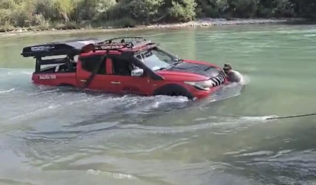 Munzur Çayı’na araç uçtu