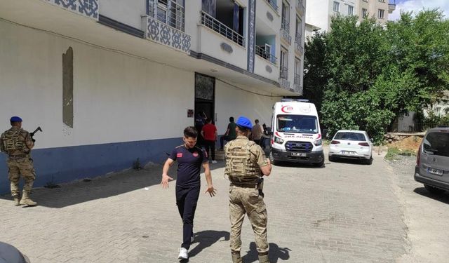 Psikolojik sorunları olan şahıs  ailesini rehin aldı