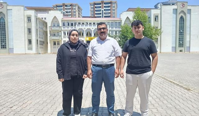 6 üniversite bitiren baba, kızı ve oğluyla sınava girdi