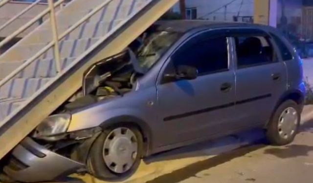 Otomobil üst geçide çarptı: Yaralılar var