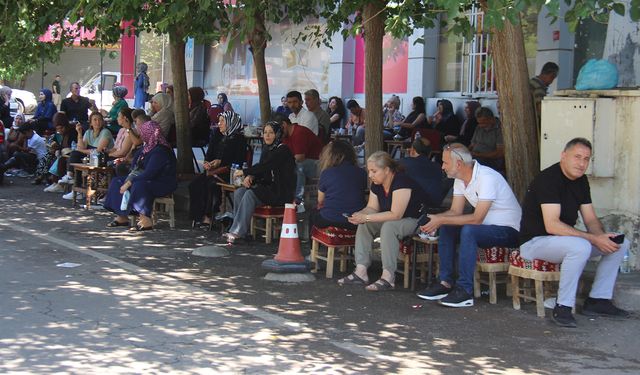 YKS devam ediyor Diyarbakır’da veliler heyecan içinde