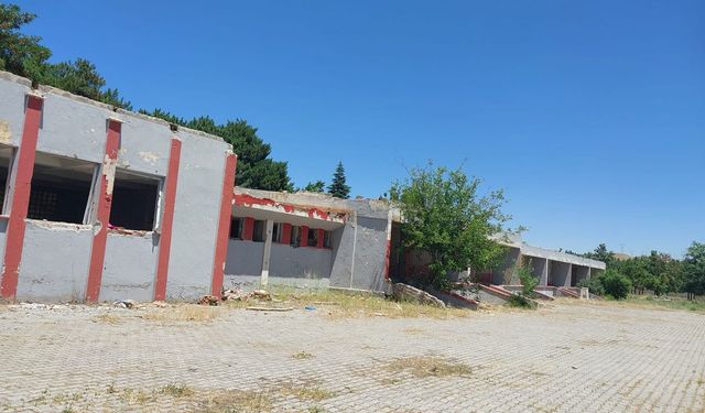 Öğrenciler hasarlı okullarını geri istiyor