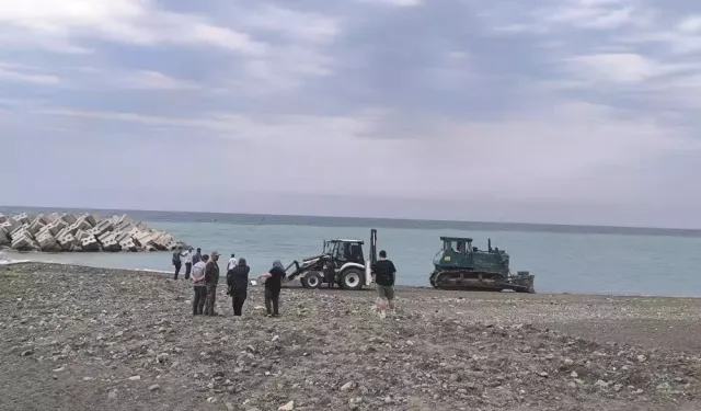 Güneşlenirken iş makinesinin altında kalarak can verdi