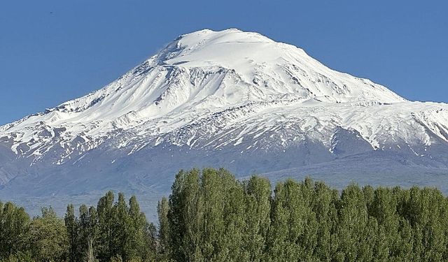 Küresel ısınma Türkiye'nin çatısını da vurdu; Ağrı Dağı'nın buzulları eriyor