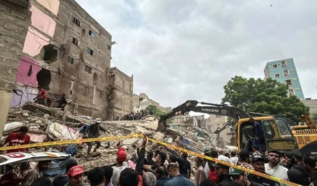 Bina çökmesi sonucu 27 kişi öldü