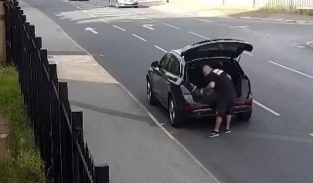 İngiltere'de bir şahıs camiye dört kez fare bıraktı!