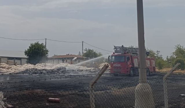 Diyarbakır'da açık alanda istiflenen plastik atıklar alev aldı