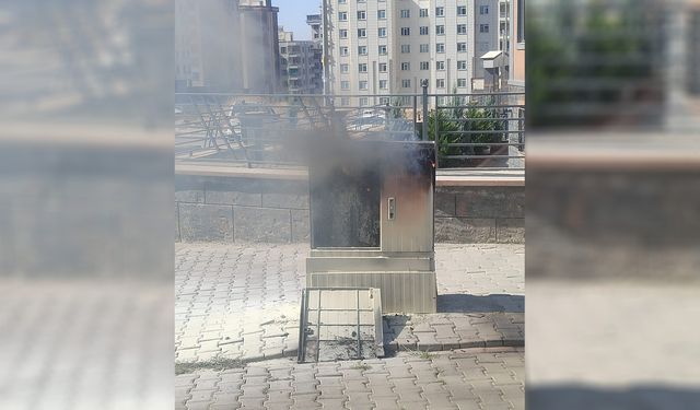 Elektrik panosu bir anda patlayarak alev aldı