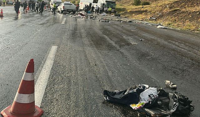 Feci kazada 3 kişi öldü, 24 kişi yaralandı