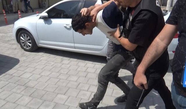 Doktor ve güvenlik görevlisini boğazından bıçakladı