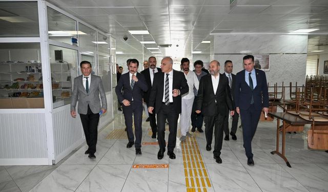 Diyarbakır Valisi Zorluoğlu, öğrenci yurtlarında incelemelerde bulundu