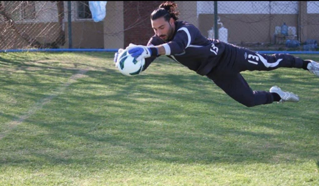 Futbola adanmış bir hayat: Yazın antrenör, kışın kaleci!