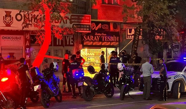 Yemek yerken çıkan tartışmada karısını öldürdü