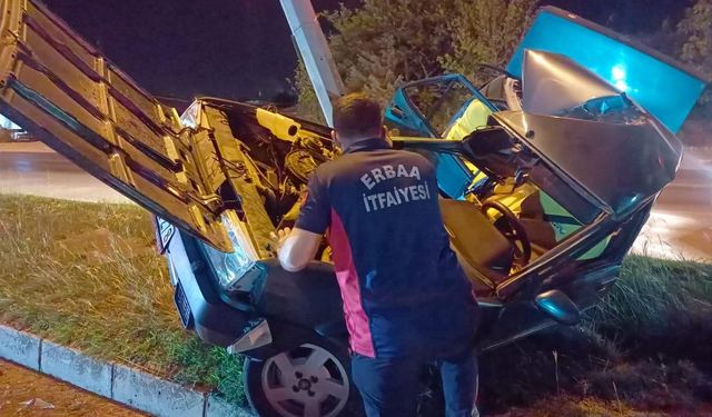 Elektrik direğine çarpan araç, hurdaya döndü