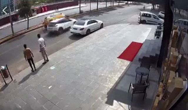 Diyarbakır’da bir anlık dalgınlık taksiyi yan yatırdı