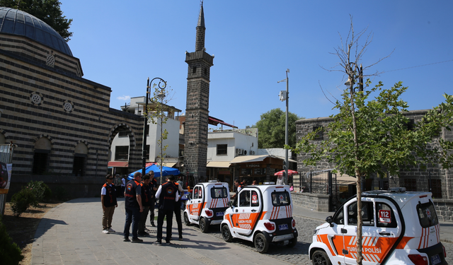 Turizm polisi, Diyarbakır'da turistlerle esnaf arasında köprü oldu