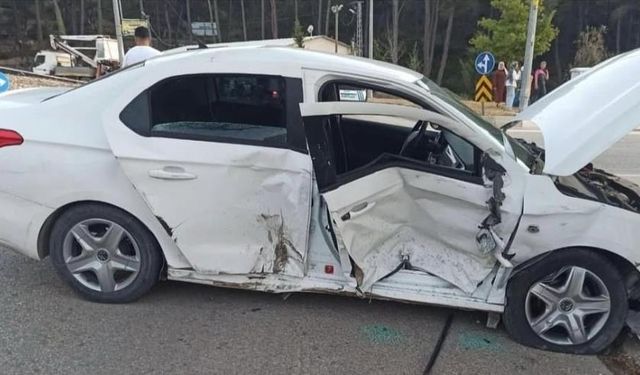Ambulansla, otomobil çarpıştı: Yaralılar var