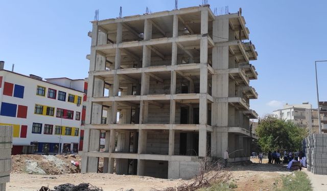 Şanlıurfa'da müteahhit kendi yaptığı binayı ihbar etti; Yıktırıldı