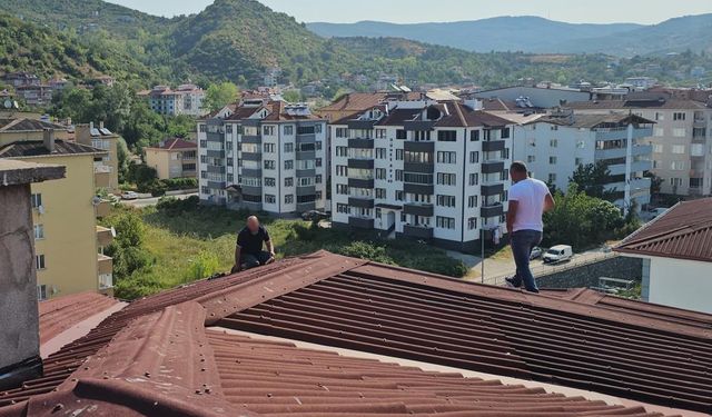 Binanın çatısına çıkan alkollü şahıs intihara kalkıştı