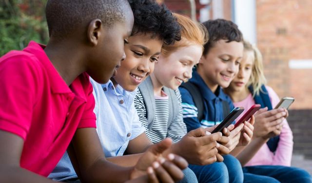 13 yaşından önce telefon kullanımı ruh sağlığını tehlikeye atıyor