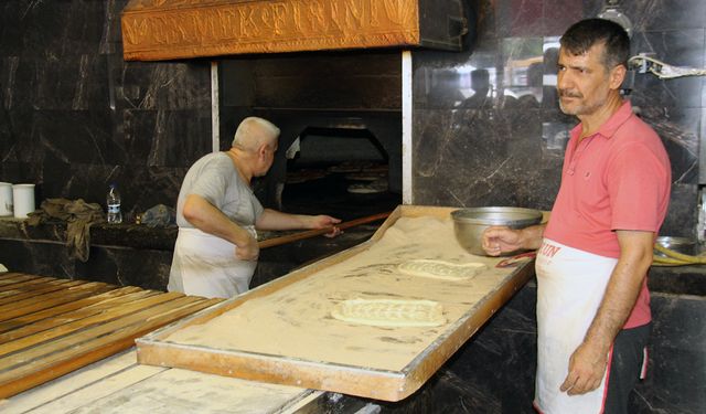 Diyarbakır’da 250 derecelik fırın başında zorlu mesai