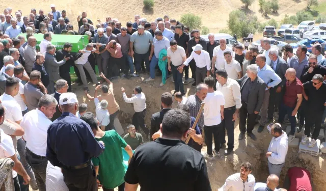 Hakkari'deki  kazada ölen anne, baba ve üç çocuk yan yana defnedildi