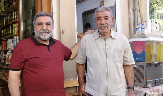 Eski arkadaşlar 50 yıl  sonra sokakta karşılaştı