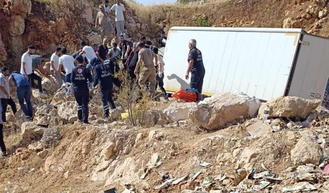 Diyarbakır'da kamyonet şarampole devrildi: Yaralılar var