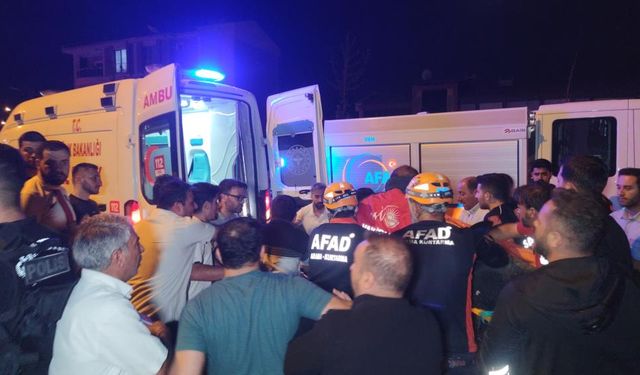 Park halindeki tırın altına giren otomobilde can pazarı!