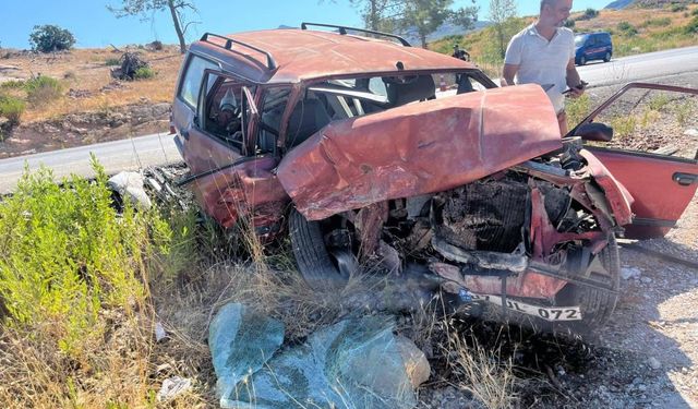 Otomobiller kafa kafaya çarpıştı: 1'i ağır 6 yaralı