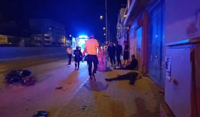 Motosiklet işletme girişine çarptı: 2 ağır yaralı