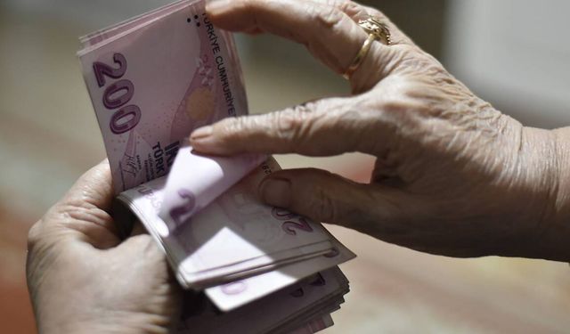 Yaşlı ve engelli aylıkları hesaplara yatırılmaya başlandı